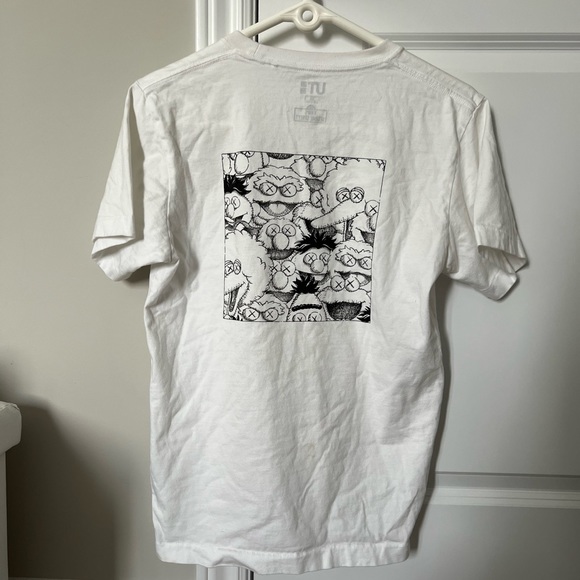 KAWS X UNIQLO UT SHORT SLEEVE GRAPHIC T-SHIRT WHITE - 2018 DROP size xs - unisex - Picture 2 of 2